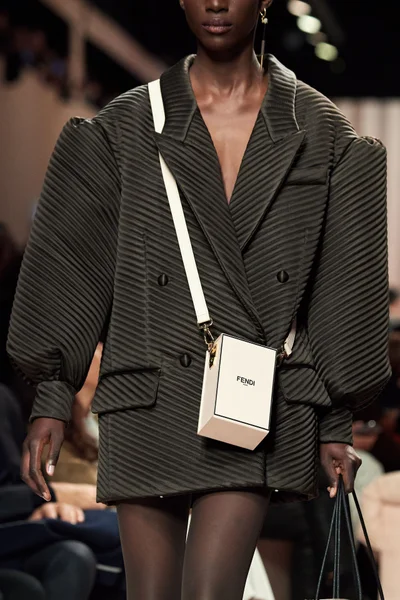 Look 10